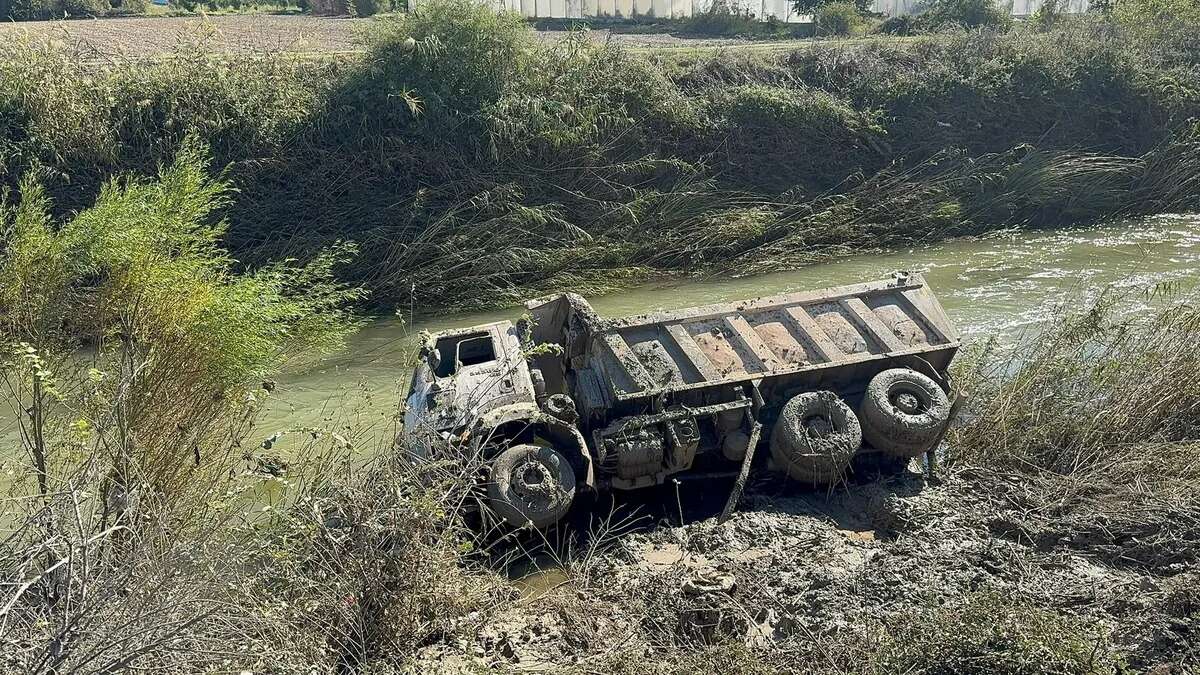 Dalaman’da Taşkın Yaşanan Tersakan Çayı’na Kamyon Devrildi, Sürücü Yaralandı 1